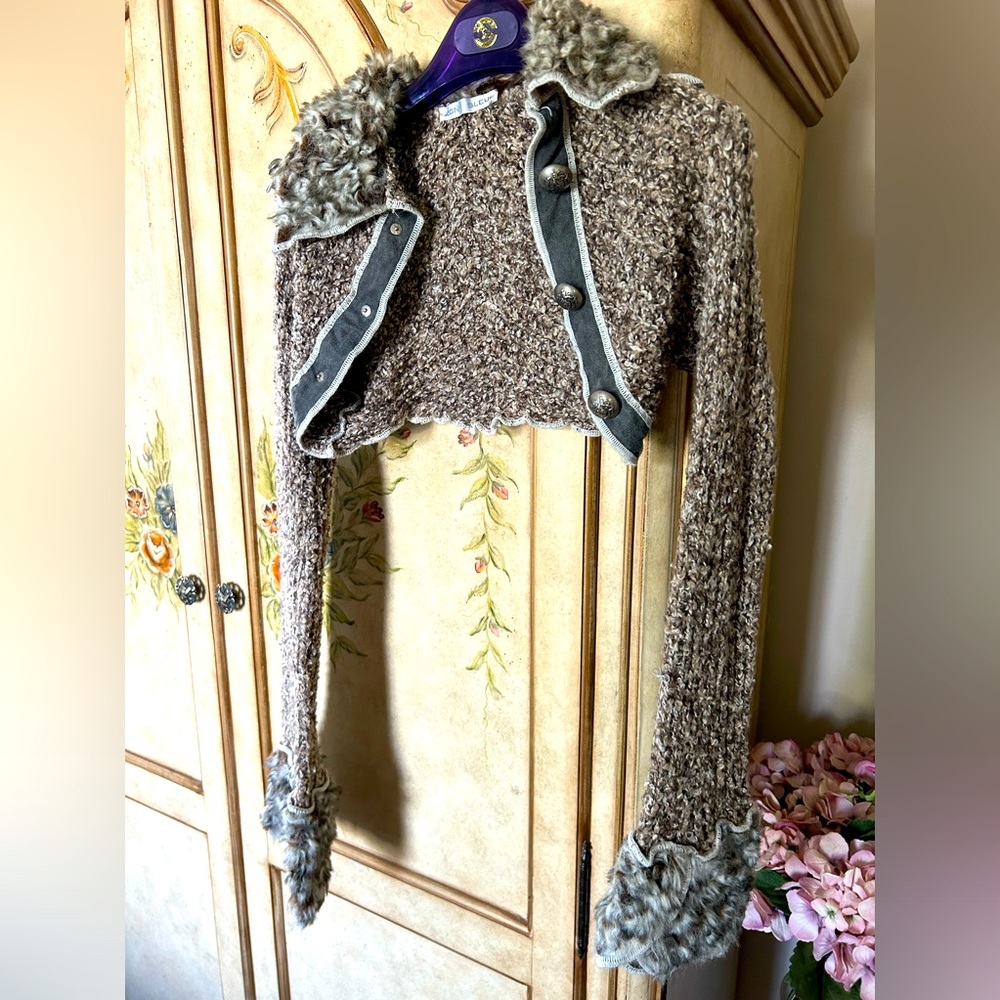 Zone Bleu shrug
